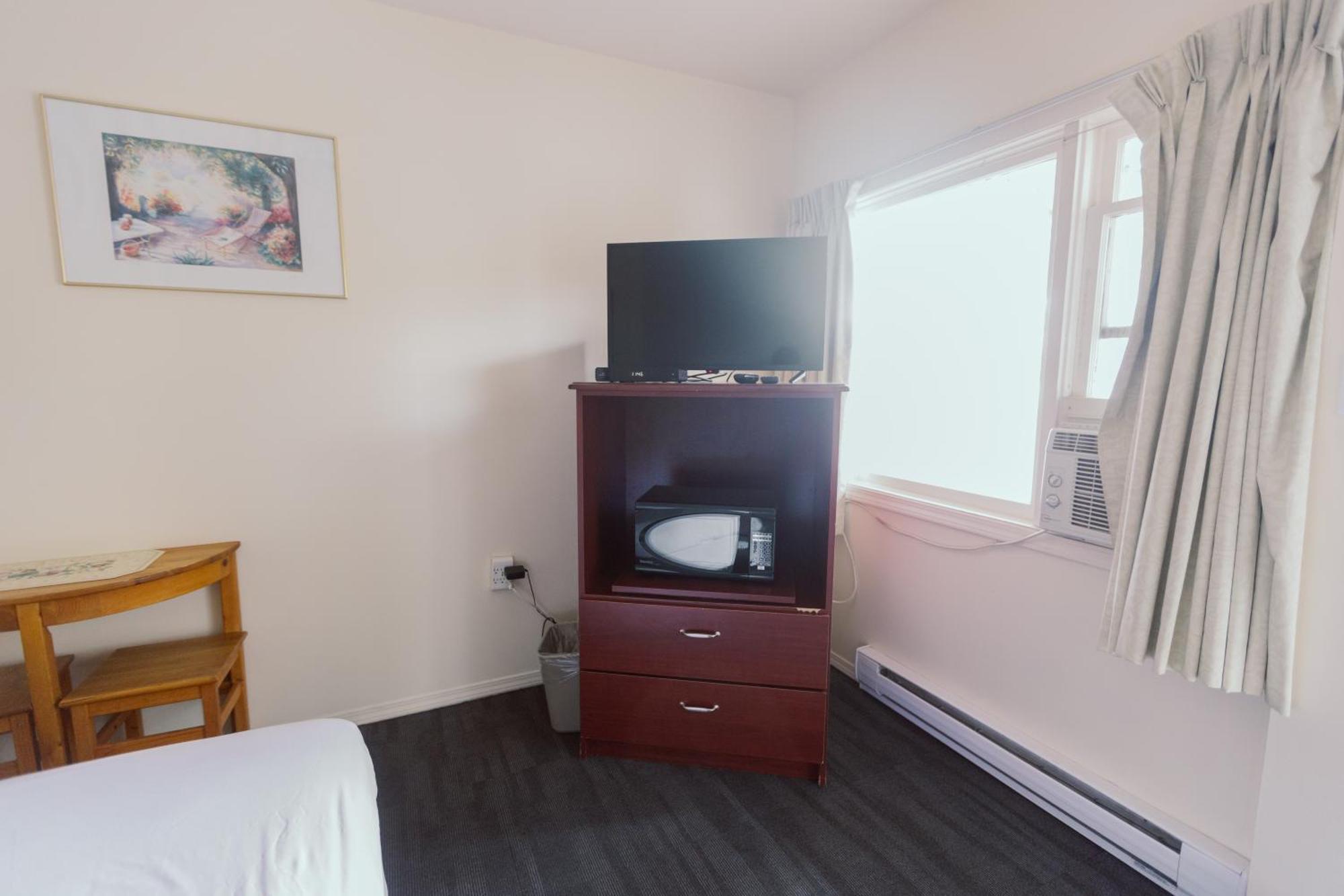 Beachside Motel ペンティクトン エクステリア 写真